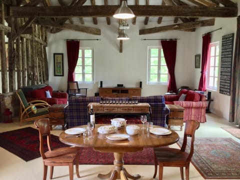 Living room, Seating area, Dining area, Entertainment