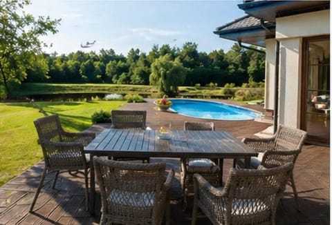 Property building, Patio, Natural landscape, Garden, Balcony/Terrace, Garden view, Pool view, Swimming pool, sunbed