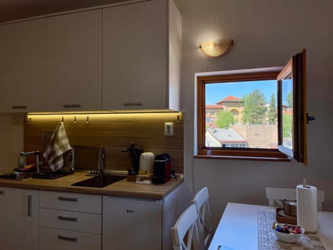 Coffee/tea facilities, Kitchen or kitchenette, Dining area, stove