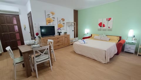 TV and multimedia, Living room, Photo of the whole room, Dining area, Bedroom