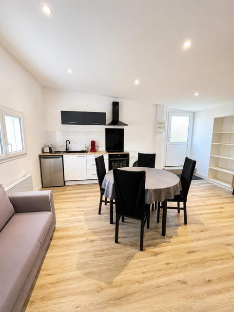 Kitchen or kitchenette, Living room, Seating area, Dining area