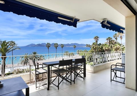 View (from property/room), Balcony/Terrace, Dining area, Sea view