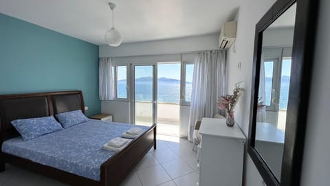 Bed, Natural landscape, TV and multimedia, Photo of the whole room, Bedroom, Sea view