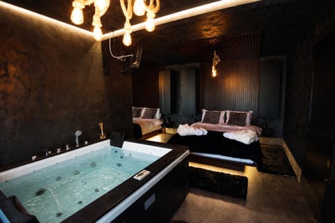 Bed, Hot Tub, Bedroom