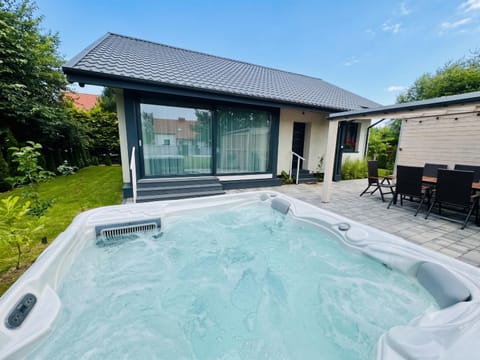 Property building, Patio, Day, BBQ facilities, Garden, Hot Tub, Hot Tub, Dining area, Garden view