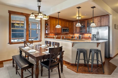 Kitchen or kitchenette, Dining area