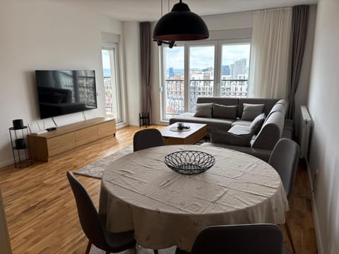 TV and multimedia, Living room, Seating area, Dining area
