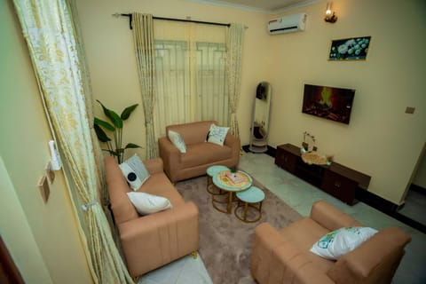 Communal lounge/ TV room, TV and multimedia, Living room, Seating area, Evening entertainment, air conditioner