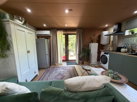 Coffee/tea facilities, Kitchen or kitchenette, Seating area, oven, pet friendly, stove, washing machine, dryer, air conditioner