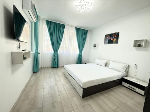 Communal lounge/ TV room, Bed, TV and multimedia, Photo of the whole room, Evening entertainment, Bedroom, air conditioner