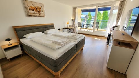 Bed, TV and multimedia, Balcony/Terrace, Dining area, Bedroom