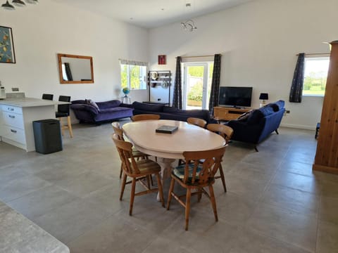 TV and multimedia, Living room, Seating area, Dining area