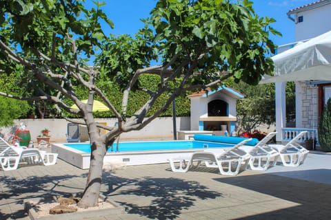 BBQ facilities, Garden, Swimming pool, sunbed