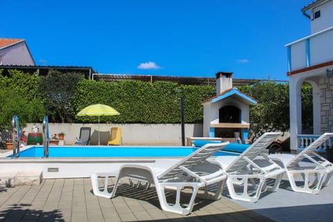 BBQ facilities, Garden, Swimming pool, sunbed