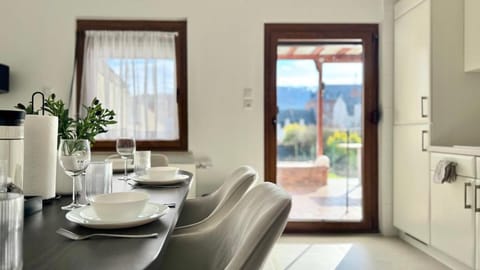 Kitchen or kitchenette, Dining area