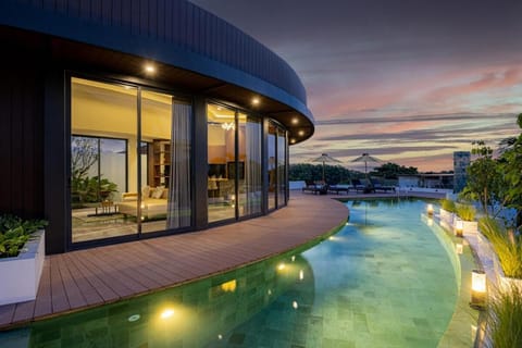 Property building, Pool view, Swimming pool, Swimming pool, sunbed