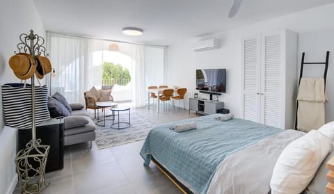 Communal lounge/ TV room, Bed, TV and multimedia, Photo of the whole room, air conditioner
