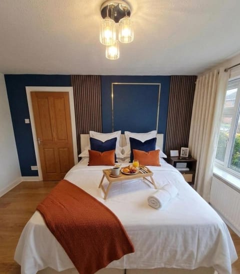 Property building, Bed, Food and drinks, Photo of the whole room, Bedroom, Food, towels, wardrobe
