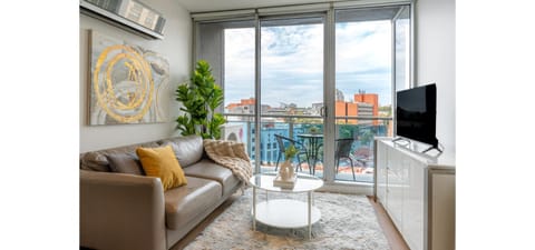 Communal lounge/ TV room, TV and multimedia, Balcony/Terrace, Living room, Seating area, Evening entertainment, City view, air conditioner