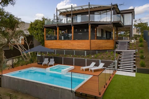 Property building, Patio, Spring, Day, Natural landscape, Garden, View (from property/room), Balcony/Terrace, Pool view, Swimming pool, sunbed