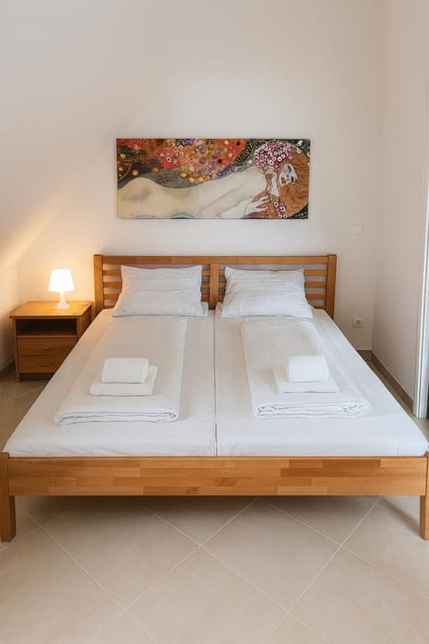 Bed, Bedroom, towels