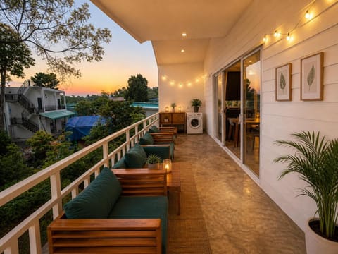 View (from property/room), Balcony/Terrace, Seating area, washing machine
