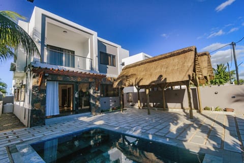 Property building, Day, Swimming pool