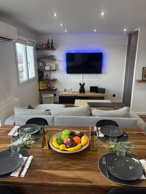 TV and multimedia, Seating area, Dining area