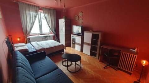 Communal lounge/ TV room, TV and multimedia, Living room, Photo of the whole room, Seating area, Bedroom, internet