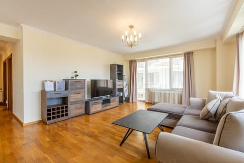 Communal lounge/ TV room, TV and multimedia, Kitchen or kitchenette, Living room, Seating area, Evening entertainment