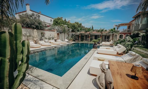 Swimming pool, sunbed, sunbed