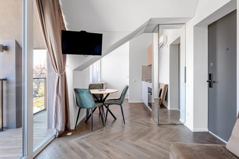 TV and multimedia, Kitchen or kitchenette, Living room, Seating area, Dining area
