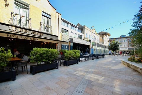 Restaurant/places to eat, Neighbourhood, Location