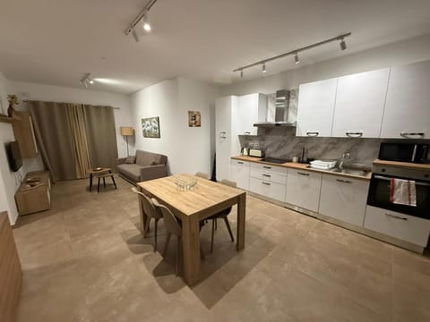 Kitchen or kitchenette, Living room, Seating area, Dining area, oven, stove