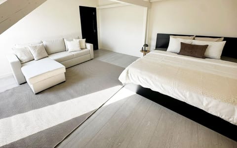 Property building, Bed, Seating area, Bedroom