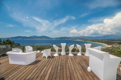 Property building, Balcony/Terrace, Living room, Swimming pool
