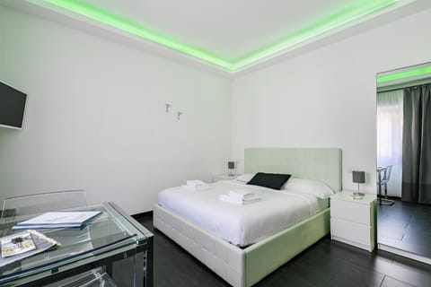 Bed, TV and multimedia, Photo of the whole room, Bedroom, towels