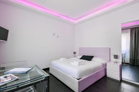 Bed, TV and multimedia, Photo of the whole room, Bedroom, towels