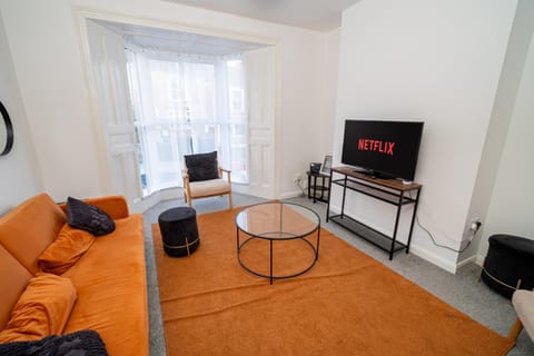 Communal lounge/ TV room, TV and multimedia, Living room, Seating area, Evening entertainment