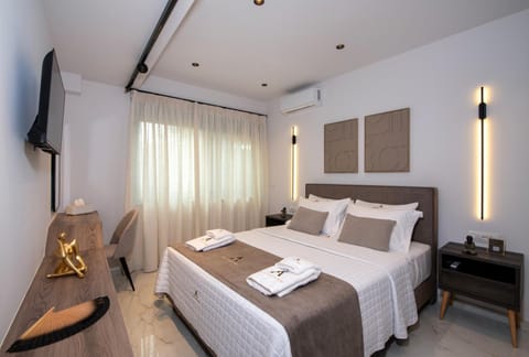 Bed, TV and multimedia, Photo of the whole room, Bedroom