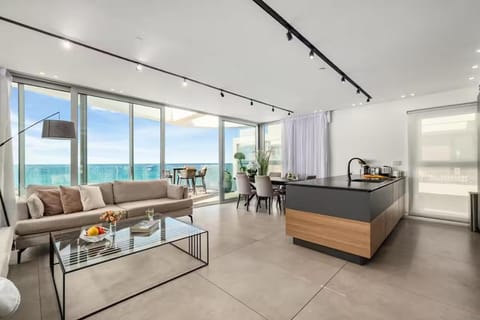Coffee/tea facilities, Kitchen or kitchenette, Living room, Dining area