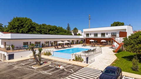 Day, Swimming pool, Parking, sunbed