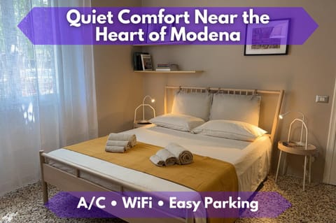 Bed, Photo of the whole room, Bedroom, Text overlay, towels