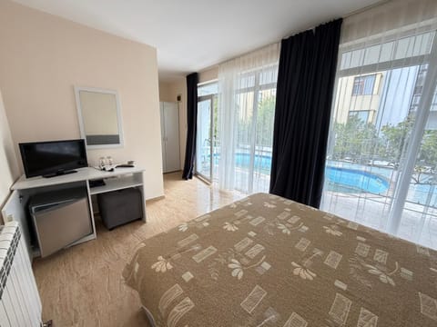 Bed, TV and multimedia, Photo of the whole room, Bedroom, Pool view