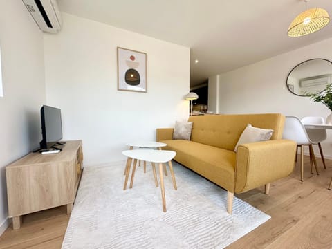 Communal lounge/ TV room, TV and multimedia, Living room, Seating area, air conditioner