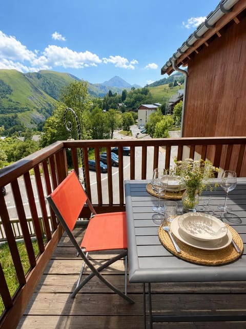 Patio, Day, Natural landscape, View (from property/room), Balcony/Terrace, Dining area, Mountain view