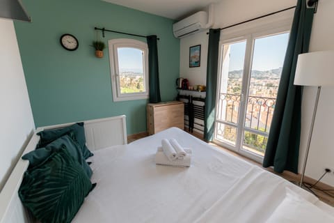 Bed, TV and multimedia, View (from property/room), Living room, Photo of the whole room, Seating area, Bedroom, towels