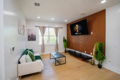 Communal lounge/ TV room, TV and multimedia, Living room, Seating area, Evening entertainment