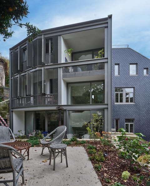 Property building, Facade/entrance, Garden, Balcony/Terrace