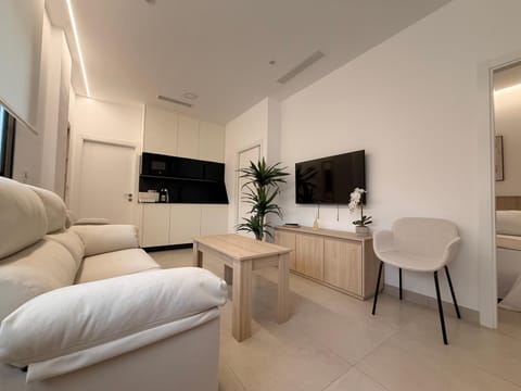 Communal lounge/ TV room, TV and multimedia, Living room, Seating area, Evening entertainment, air conditioner